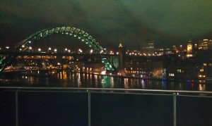 Ich denk das ist die Tyne Bridge! ganz in Grün beleuchtet