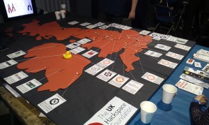 Eine Karte von den UK, schwarze Pins zeigen Leute die schon aktive Hackspace-Mitglieder sind und weiße zeigen Interessenten - und wenn sich genug Pins versammeln, wird daraus was neues :)